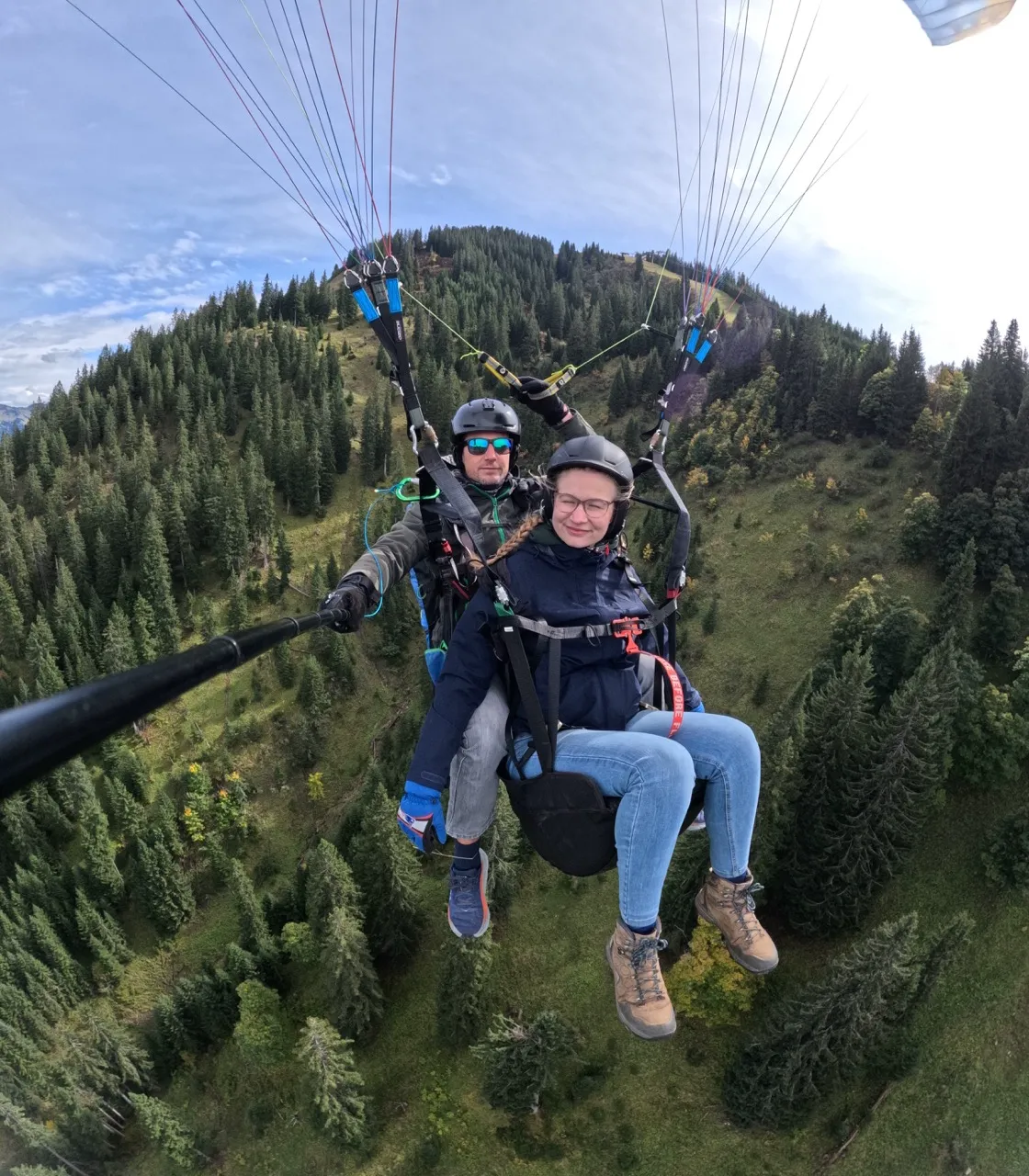 Blick ins Pfrontener Tal - Panoramaaufnahme während des Flugs