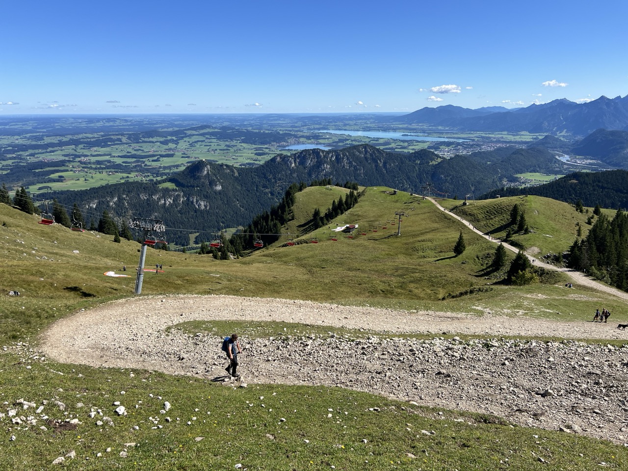 Familie beim entspannten Wandern am Breitenberg - Kinder und Erwachsene auf dem Wiesenweg