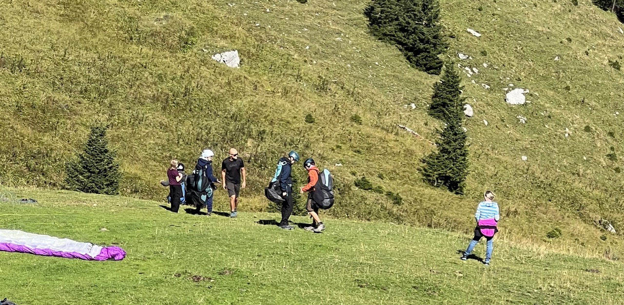 Sicherheitsbriefing Tandemflug - Pilot erklärt Gast die Ausrüstung