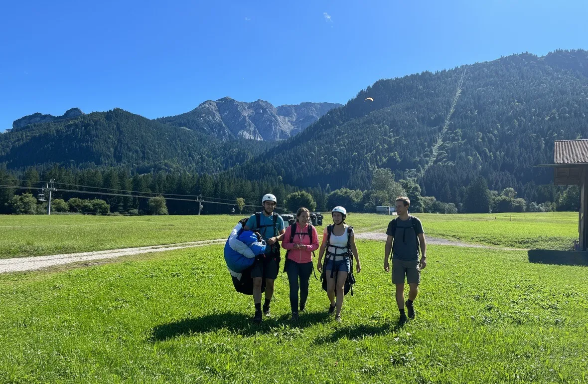 Spaziergang zurück zur Talstation - Entspannte Gruppe auf dem Rückweg